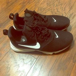 Women’s Nike shoes size 7